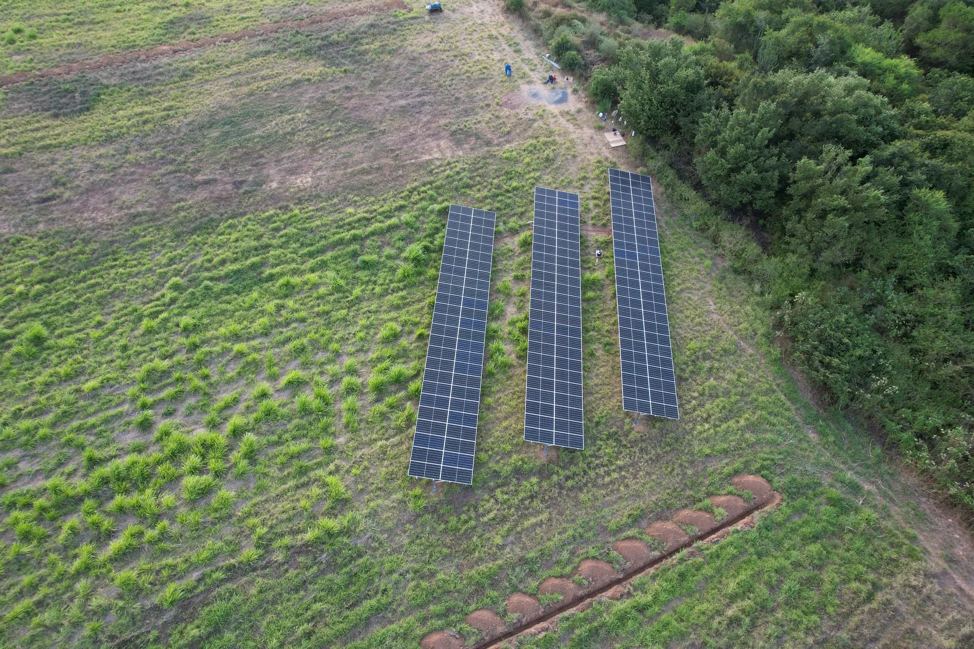 Vista aérea da disposição dos módulos solares.