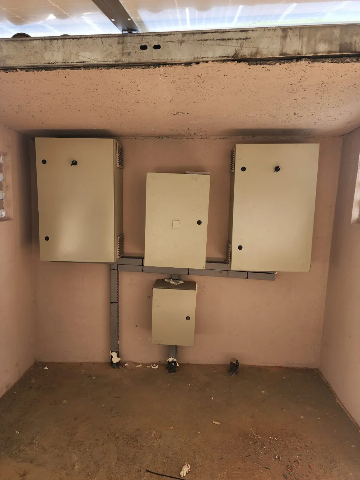 Quadros elétricos da instalação.